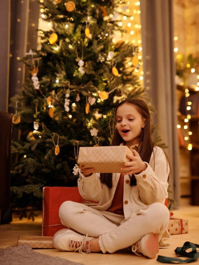 8 Old-School Christmas Eve Traditions We’ll Never Give Up